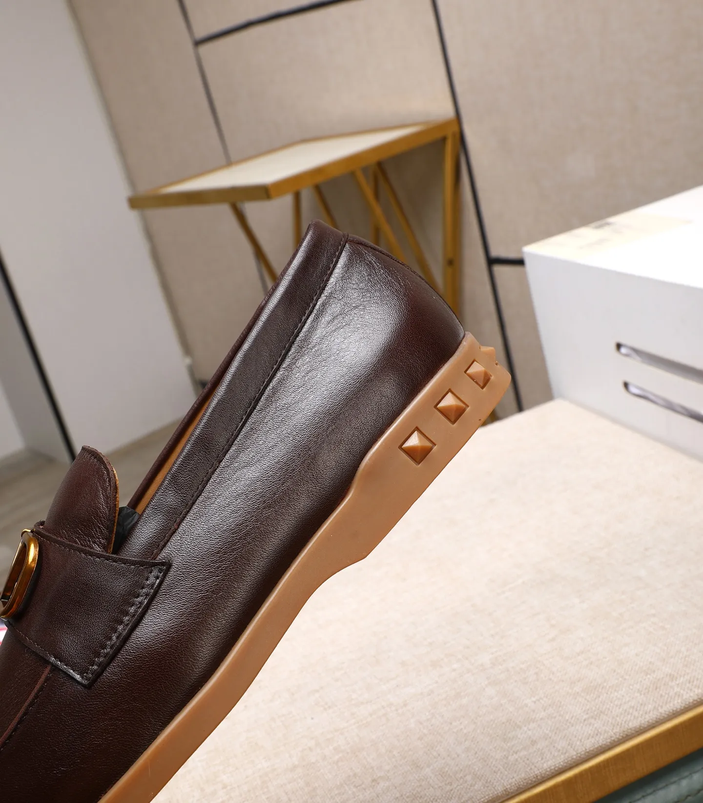 Men's shoes 💰520 [Valentino-Valentino] High-quality boutique men's shoes. The same style as the celebrities, original and authentic.✅ Made of imported cowhide + original apricot cowhide lining. The French luxury model is priced at 14,080 Swiss francs. It is also a Paris Fashion Week catwalk model. A brand can be deeply rooted in your heart, and a pair of shoes can make you linger. What you wear is not only noble, but also an aura. 👻Standard 38-45